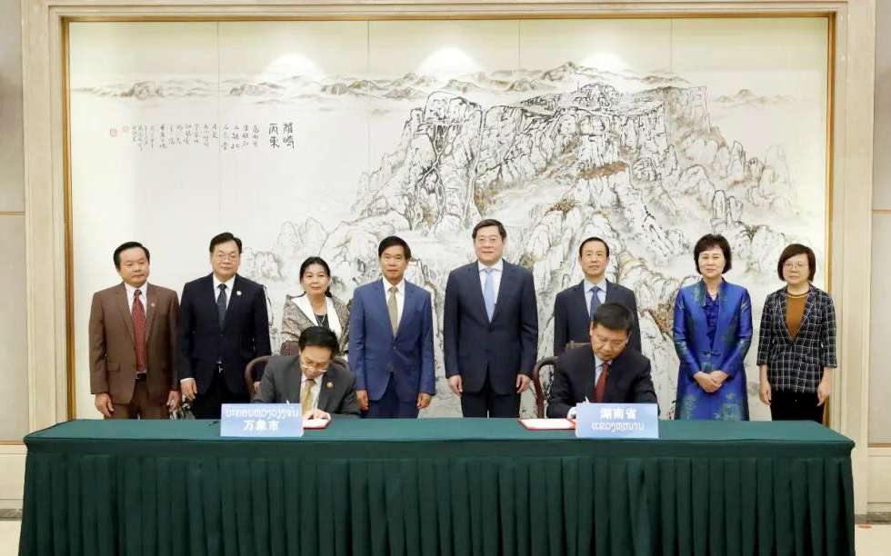 PA直营环境向老挝万象捐赠7台环卫装备，助力“一带一路”建设